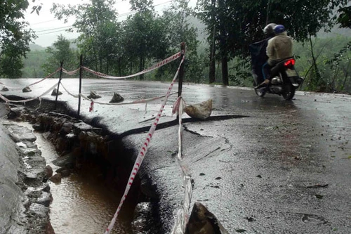 Mưa lớn, thủy điện dồn dập xả lũ, miền Trung lại ngập