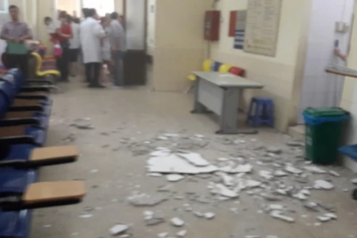 Vữa trần nhà Bệnh viện Nhi Trung ương rơi vào người bệnh