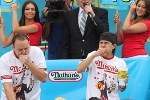 Ăn hết 62 chiếc bánh mì kẹp xúc xích trong 10 phút