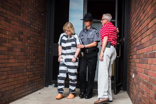 Nữ quản giáo nhận tiếp tay cho tù nhân - người tình, vượt ngục