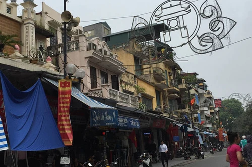 Thay thế mái hiên di động trên trục phố cổ, quận Hoàn Kiếm: Cần thiết nhưng phải tránh lãng phí