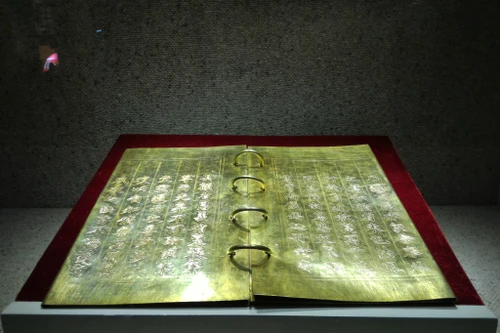 Chiêm ngưỡng những cuốn sách bằng vàng hiếm có