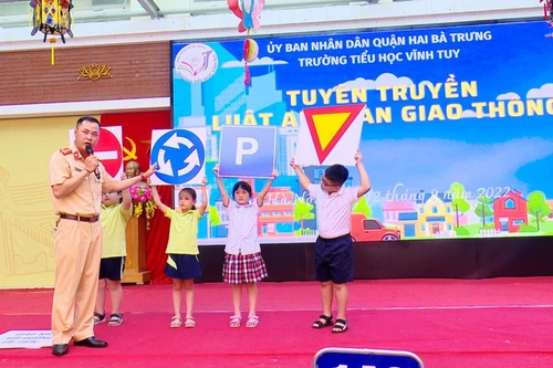 Cán bộ, chiến sĩ Phòng Cảnh sát giao thông CATP Hà Nội đã đồng loạt tổ chức tuyên truyền cho học sinh các cấp tại địa bàn các quận Đống Đa, Hai Bà Trưng, Long Biên, Cầu Giấy, Hoàng Mai, Thanh Trì... Ảnh: Lam Thanh 