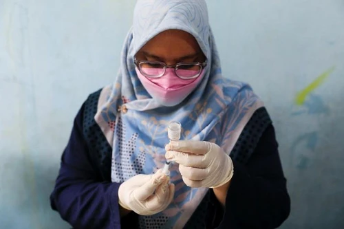 Indonesia bắt đầu tiêm vaccine Covid-19 bổ sung, nhưng sẽ tính phí 