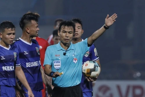 Trọng tài Trương Hồng Vũ bất ngờ tái xuất V-League 