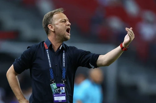 HLV Polking 'vừa đấm vừa xoa' cổ động viên Thái Lan