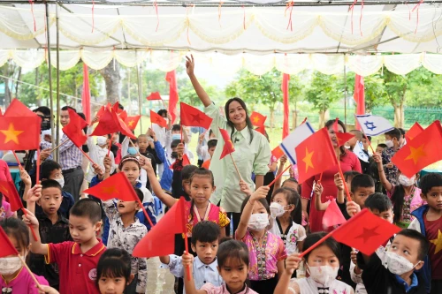 Hoa hậu H’hen Niê tặng sách cho học sinh miền núi 