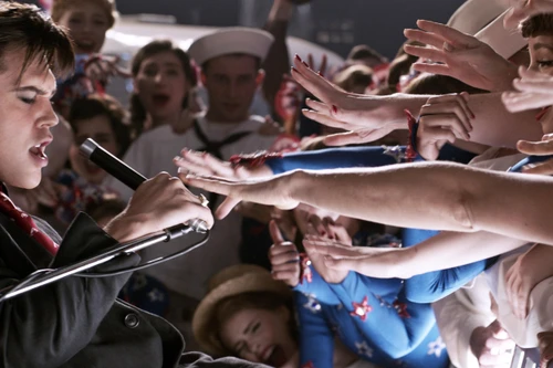 Xem Elvis, thấu chuyện đời kịch tính của ông hoàng nhạc Rock and roll