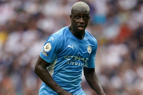 Những cầu thủ chôn vùi sự nghiệp vì cưỡng bức phụ nữ