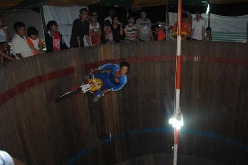 Chuyện chưa kể về những gánh xiếc tư ở Hà Nội (1): Gánh xiếc nơi phố cổ 