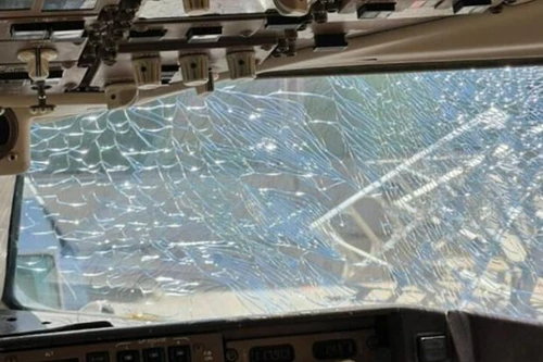 Máy bay của hãng Delta hạ cánh khẩn cấp vì nứt kính buồng lái 