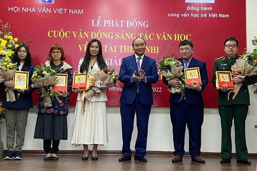 Chủ tịch nước: Văn học phải hun đúc cho thế hệ trẻ ý chí, nghị lực vươn lên