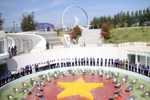 34 năm đã trôi qua nhưng hình ảnh các chiến sĩ Hải quân Việt Nam hiên ngang đứng thành vòng tròn bảo vệ lá cờ Tổ quốc trên đảo Gạc Ma, vẽ thành “vòng tròn bất tử” trong cuộc chiến không cân sức với đối phương đã mãi mãi đi vào sử sách như bản anh hùng ca về lòng yêu nước