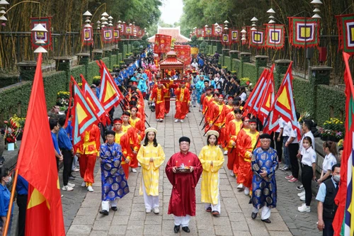 Giỗ tổ Hùng Vương diễn ra hàng năm với nhiều hoạt động lễ hội mang đậm bản sắc văn hóa dân tộc
