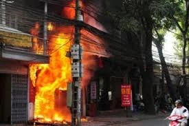 Hai mẹ con suýt chết vì bị bạn chồng phóng hỏa lúc nửa đêm