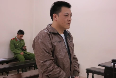 Vứt bỏ xe máy cùng 20 bánh heroin chạy ra cánh đồng