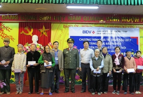 Báo An ninh Thủ đô mang Tết ấm áp đến với dân nghèo Thạch Thất