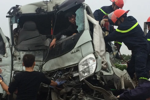 Hà Nội: Xem cứu lái xe mắc kẹt trong cabin ôtô sau vụ tai nạn