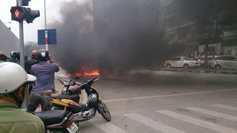  Cháy xe ô tô 4 chỗ, 3 người thoát ra an toàn