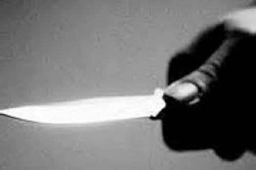 Cãi nhau với vợ, dùng dao đâm con gái trọng thương