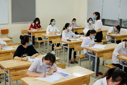 Cận cảnh thí sinh đeo khẩu trang làm bài trong phòng thi