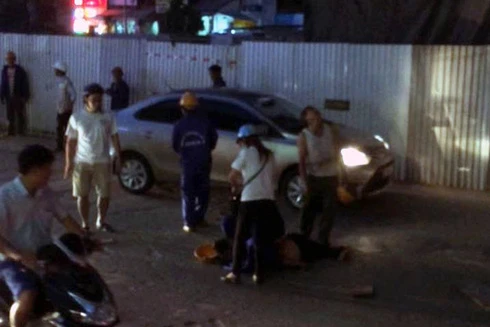 Video: Nam thanh niên bị ngã từ công trình đường sắt trên cao