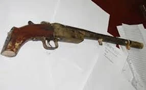 Bị bắn suýt chết khi chờ thu tiền "họ"