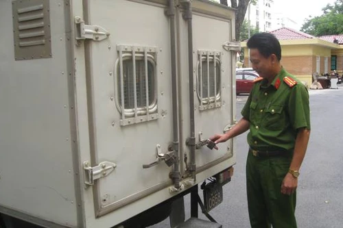 Tên trộm trắng trợn gọi người đến tận nhà bán hết tài sản của gia chủ