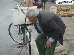 Ông lão lưng còng uất nghẹn đứa con trai trước vành móng ngựa