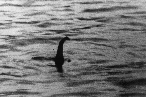 Nữ hoàng Anh muốn đặt tên quái vật hồ Loch Ness sau tên mình
