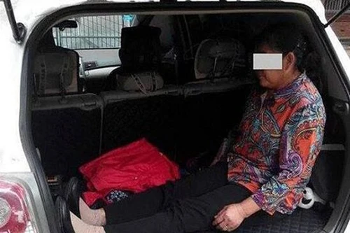 Phẫn nộ con trai bắt mẹ nằm cốp xe, nhường ghế sau cho cháu ngủ