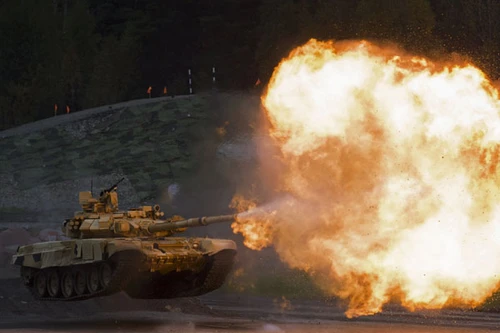Sửng sốt xem xe tăng T-90 của Nga "bay như chim"