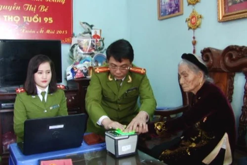 Làm CMND cho mẹ Việt Nam Anh hùng ở quận Tây Hồ