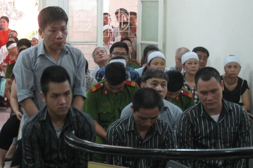 Xét xử vụ án giết người trên xe ô tô CRV: Bị cáo “vạch mặt” lẫn nhau