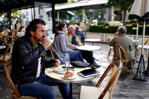 Người dân Paris có cơ hội thưởng thức cà phê và bánh sừng bò khi các quán cà phê mở cửa trở lại