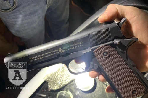 Phát hiện đối tượng thủ súng bắn bi sắt lang thang đi chơi Tết