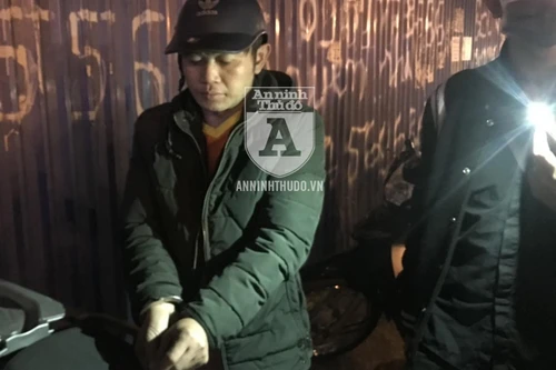 [CLIP] Mang theo ma túy, vẫn 'đầu trần' chạy xe máy qua chốt 141