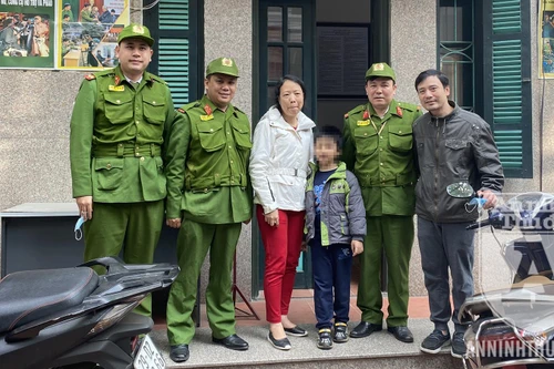 Đi lạc giữa đường, bé trai may mắn gặp tổ tuần tra Cảnh sát 113