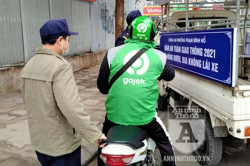 [CLIP] Hà Nội: Nam thanh niên bị phạt 2 triệu đồng vì... phóng uế bừa bãi