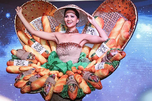 [ẢNH] Cận cảnh trang phục dân tộc gây tranh cãi của H’hen Nie tại Miss Universe 2018