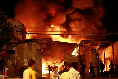 [Ảnh] Toàn cảnh hiện trường vụ cháy khủng khiếp ở bãi xe bồn chở xăng dầu - Nha Trang