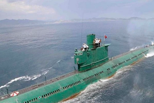 Triều Tiên hạ thủy tàu ngầm mới có khả năng phóng SLBM