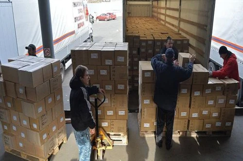 Hơn 100 xe chở hàng viện trợ nhân đạo sang đông Ukraine đúng ngày bầu cử