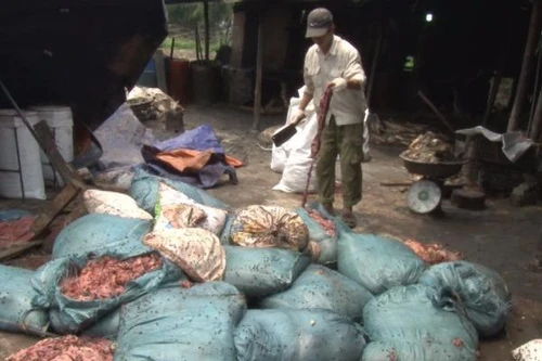 Đang chờ cấp giấy phép, ngang nhiên sản xuất mỡ bẩn