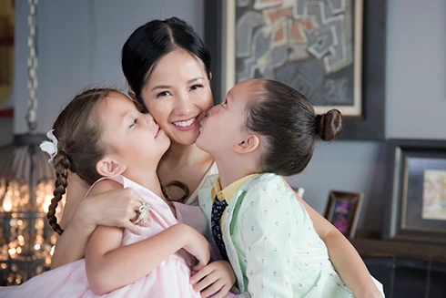 [ẢNH] Cuộc sống sau ly hôn của ca sĩ Hồng Nhung là sự xen lẫn "2 mảng sáng - tối"