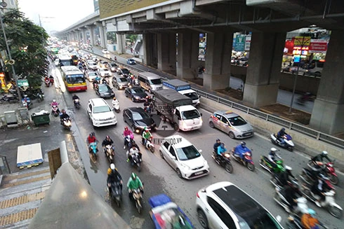 [ẢNH] Hà Nội mưa phùn, người dân di chuyển khó khăn trên hai tuyến đường dự kiến cấm xe máy