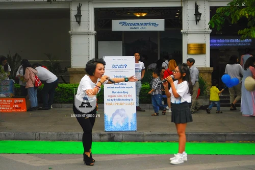 Ca sỹ Thái Thùy Linh cùng con gái hát vang "Và tôi cũng yêu em" để lan tỏa thông điệp dành cho người tự kỷ