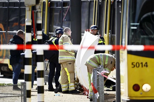 [Clip] xả súng trên tàu điện ở Hà Lan, nghi do khủng bố