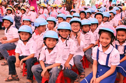 Honda Việt Nam trao tặng 30.000 mũ bảo hiểm cho học sinh