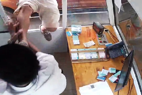 Cán bộ kiểm lâm Hòa Bình tung cước vào mặt nhân viên trạm thu phí BOT